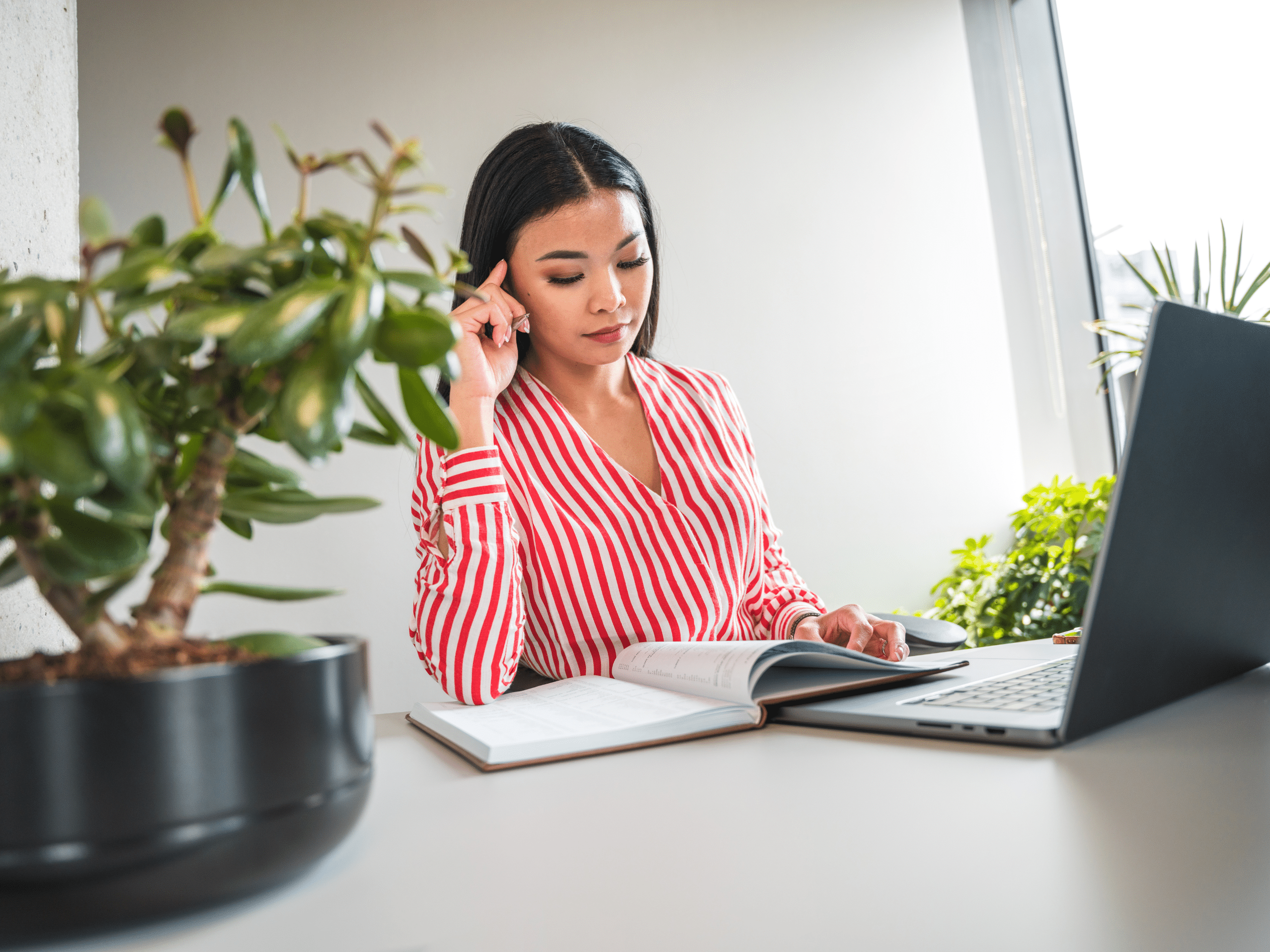 Making the Right Choice: Virtual Assistants vs. Employees